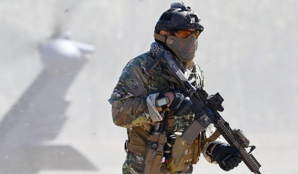 Las unidades de rescate aéreo de la Fuerza Aérea de los Estados Unidos se entrenan intensamente para rescatar a tripulaciones de aviones derribados tras las líneas enemigas.