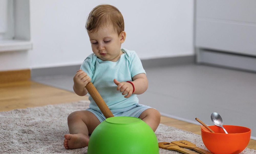 Getty Images Sitiar los materiales en un espacio delimitado, como una alfombra comunica al niño que ese es su lugar de exploración autónoma mientras el adulto está ocupado.