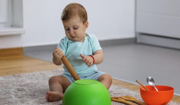 Getty Images Sitiar los materiales en un espacio delimitado, como una alfombra comunica al niño que ese es su lugar de exploración autónoma mientras el adulto está ocupado.
