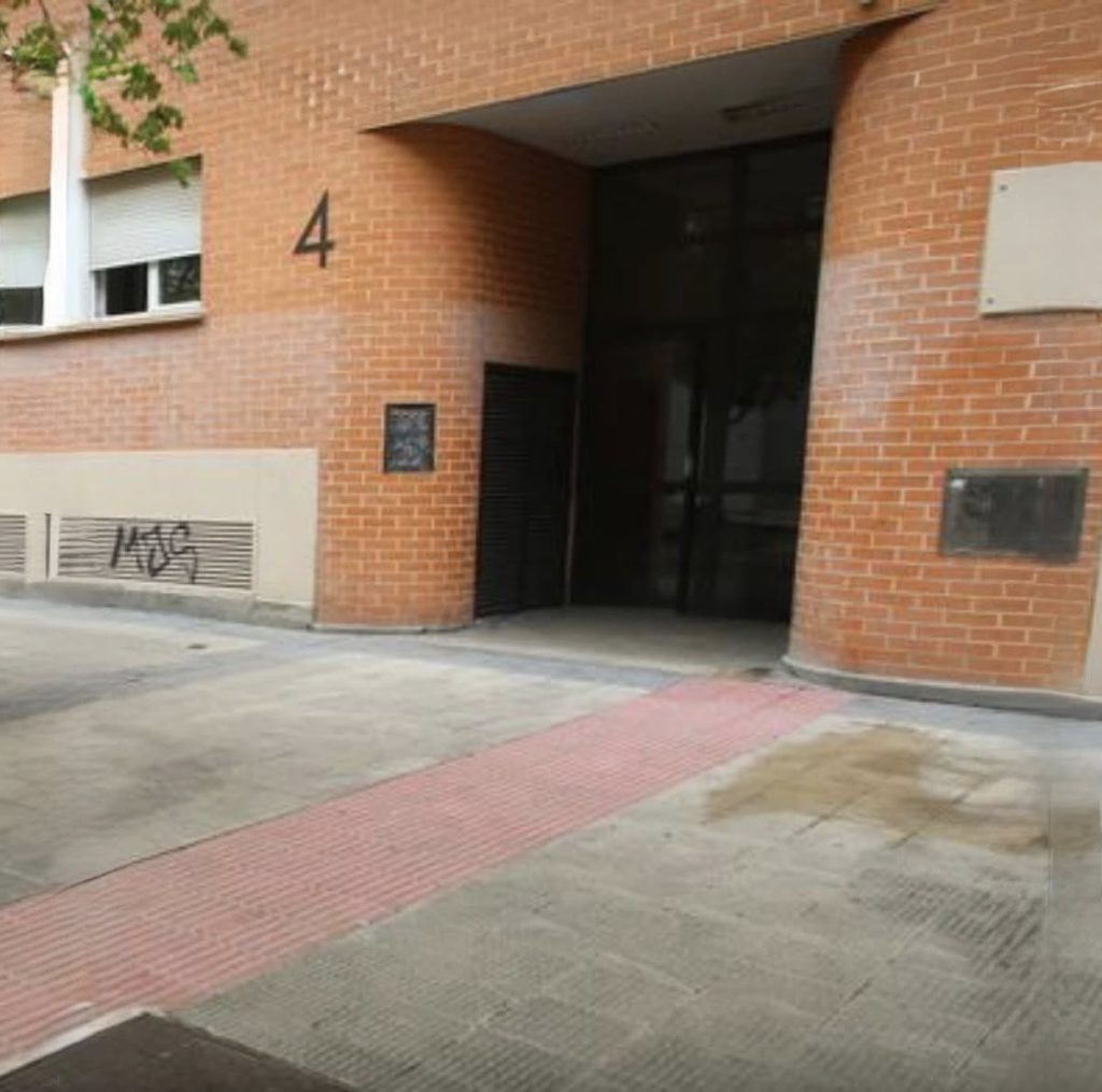 En esta acera cayó la nicaragüense Arelis Jiménez Castellón, de 37 años, quien huía de su expareja. LA PRENSA/ARCHIVO.