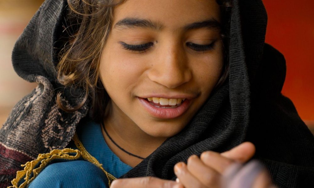 "Los demás niños no juegan conmigo desde que me infectaron con VIH", dice Asma. El estigma puede hacerles la vida difícil a quienes están contagiados.