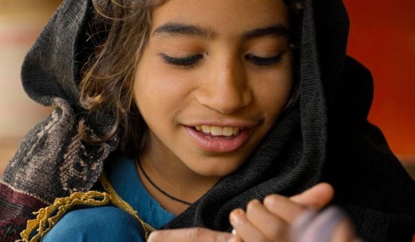 "Los demás niños no juegan conmigo desde que me infectaron con VIH", dice Asma. El estigma puede hacerles la vida difícil a quienes están contagiados.