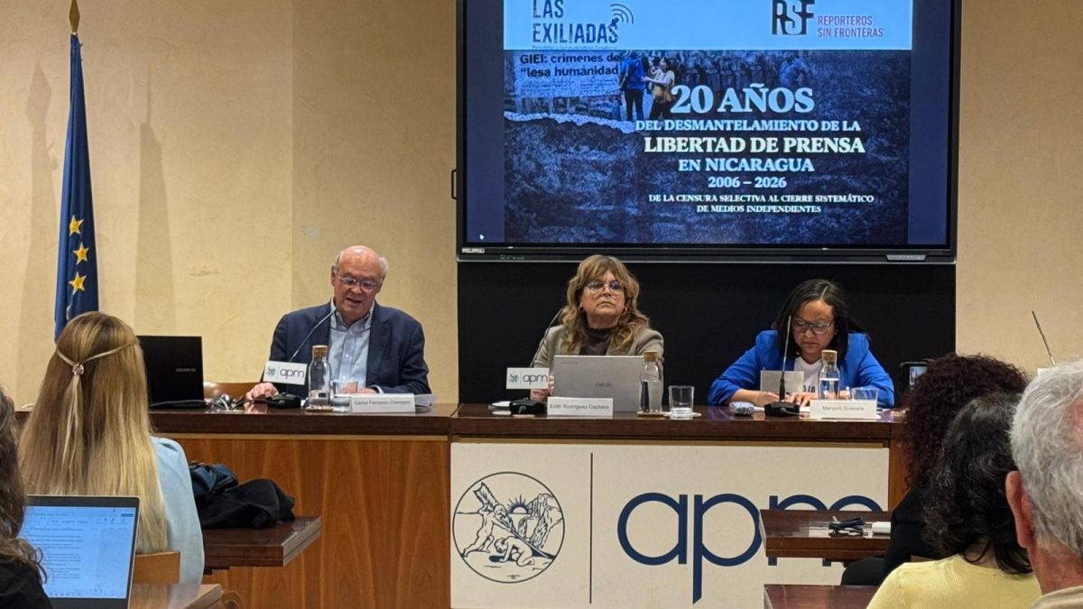 De izquierda a derecha, el periodista y director de Confidencial, Carlos Fernando Chamorro, Edith Rodríguez, de RSF y Maryorit Guevara, directora y fundadora de La Lupa Feminista durante la presentación en Madrid, España. LA PRENSA/Nayel Martínez