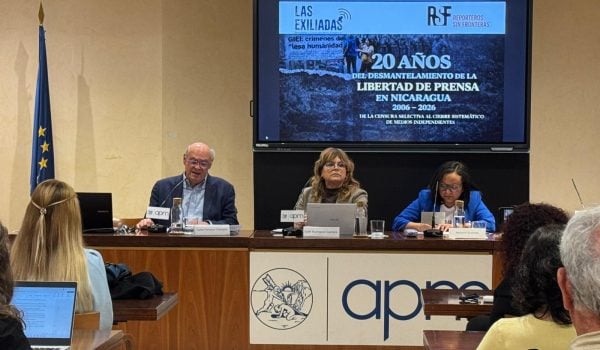 De izquierda a derecha, el periodista y director de Confidencial, Carlos Fernando Chamorro, Edith Rodríguez, de RSF y Maryorit Guevara, directora y fundadora de La Lupa Feminista durante la presentación en Madrid, España. LA PRENSA/Nayel Martínez