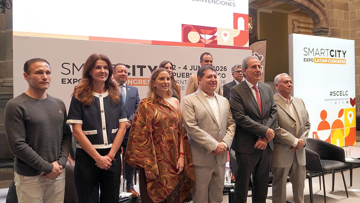 Fotografía sin fecha específica de toma cedida por PRONUS que muestra a personas posando para una foto durante una reunión del Smart City Expo Latam Congress. EFE/ Pronus