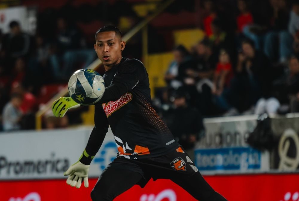 Adonis Pineda ha recibido 25 goles en 16 partidos con el Puntarenas.
