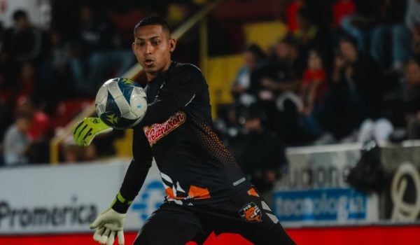 Adonis Pineda ha recibido 25 goles en 16 partidos con el Puntarenas.