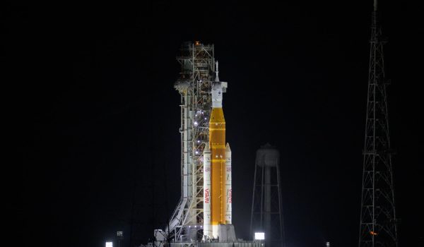 Fotografía cedida por la NASA donde se muestra el cohete del Sistema de Lanzamiento Espacial (SLS) y la nave espacial Orion de la misión Artemis II. EFE/Bill Ingalls /NASA