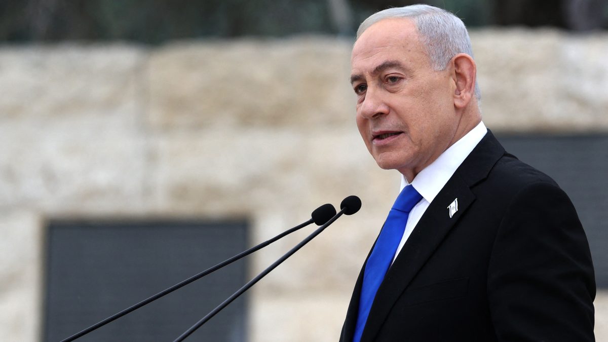 ARCHIVO/ El primer ministro israelí, Benjamin Netanyahu, pronuncia un discurso durante una ceremonia en conmemoración del Día del Recuerdo de los soldados caídos en Israel. Foto: Ilia YEFIMOVICH / POOL / AFP