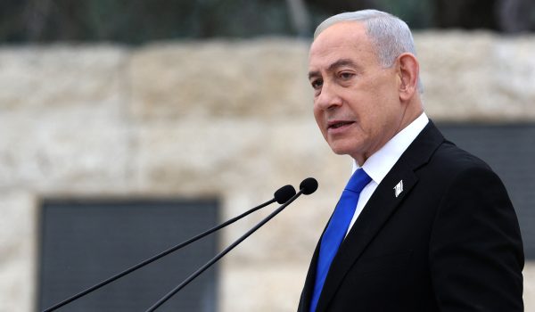 ARCHIVO/ El primer ministro israelí, Benjamin Netanyahu, pronuncia un discurso durante una ceremonia en conmemoración del Día del Recuerdo de los soldados caídos en Israel. Foto: Ilia YEFIMOVICH / POOL / AFP