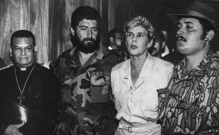El cardenal Miguel Obando, los jefes contras Doctor Henry y Franklin con la ya presidenta Violeta Barrios de Chamorro, en 1990. LA PRENSA/ ARCHIVO