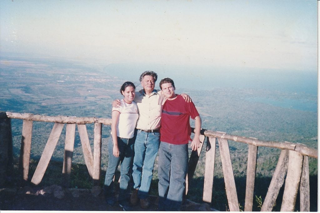 2006. El coronel Carlos Brenes, junto a sus dos hijos, Thelma y Carlos, en las cercanías de la Laguna de Apoyo en Masaya