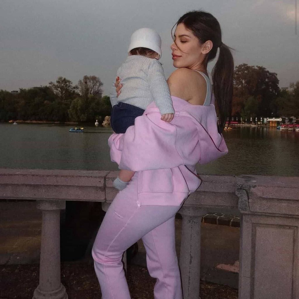 La exreina de belleza Carolina Flores junto a su bebé de ocho meses. Foto: Facebook/Carolina Flores