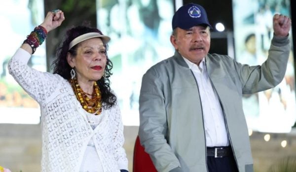 Los dictadores de Nicaragua en un acto el 20 de abril. LA PRENSA -- The Nicaraguan co-dictators. ARCHIVE