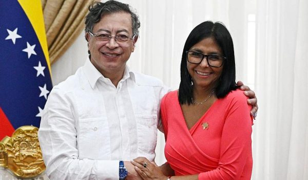 Petro con Rodríguez este viernes en Caracas. Getty Images