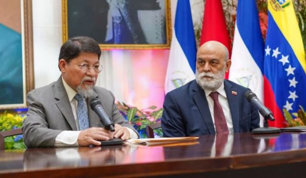 El cocanciller Denis Moncada (izq.) y el nuevo embajador de Venezuela, Rubén Darío Molina (der.). Foto: medios oficialistas.