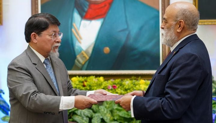 El cocanciller Denis Moncada (izq.) recibe las cartas credenciales de Rubén Darío Molina (der.). Foto: medios oficialistas.
