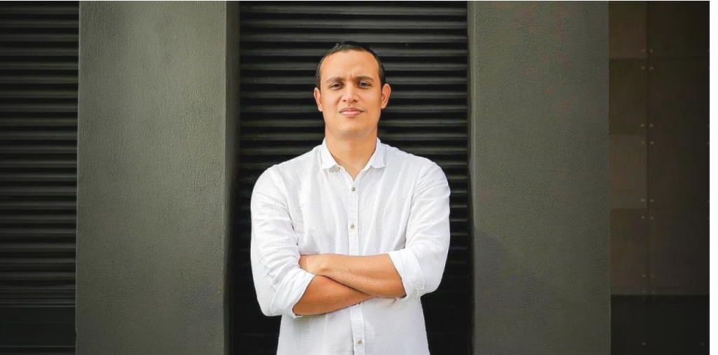 Sociólogo y economista exiliado Douglas Castro.