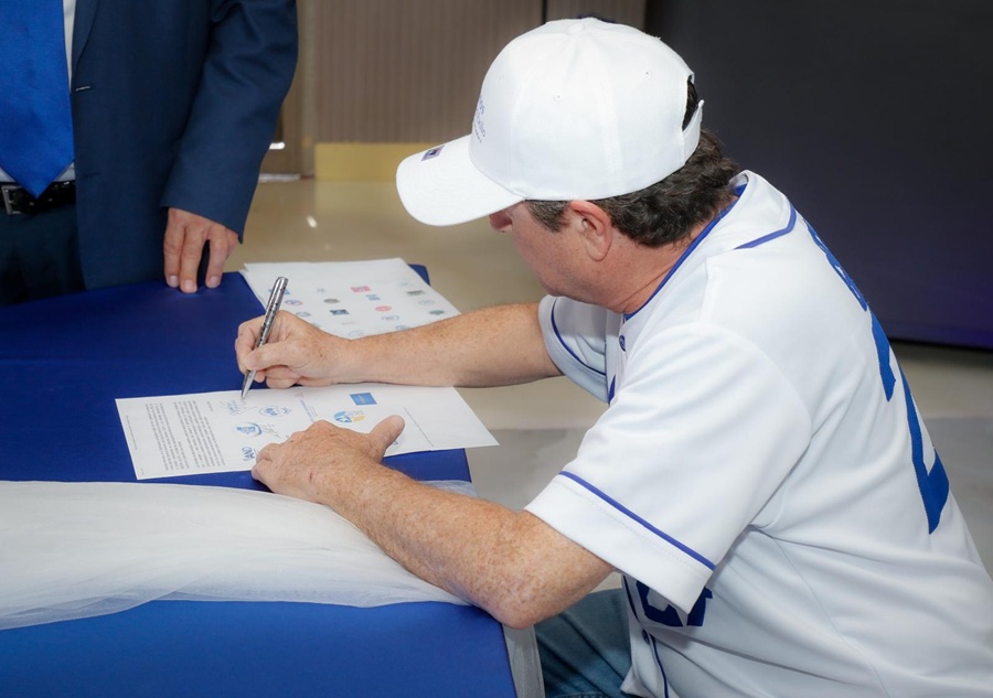 En el octavo aniversario de las protestas de abril opositores firman proclama Luciano García firma en representación de CxL Exilio. Foto/Cortesía de Cromapixel/B. Picado