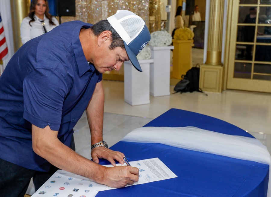 En el octavo aniversario de las protestas de abril opositores firman proclama. Medardo Mairena firma en representación del Movimiento Campesino. Foto/Cortesía de Cromapixel/B. Picado