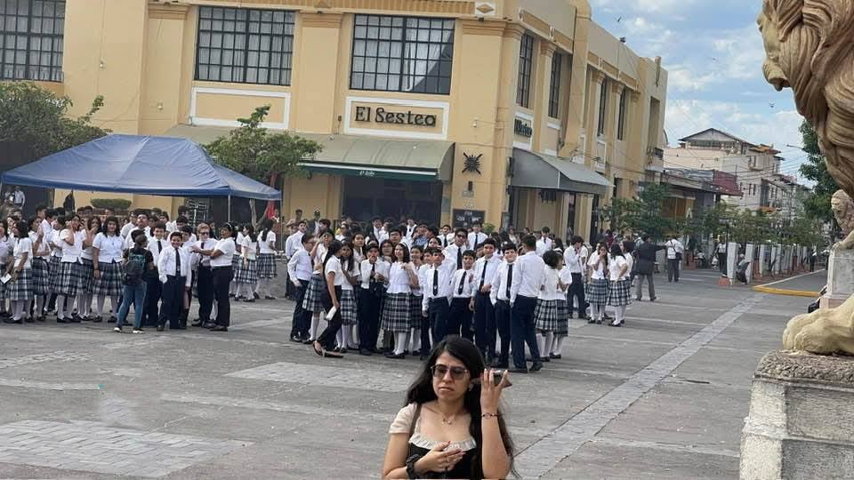 Estudiantes del Colegio San Ramón de León evacuados por incendio en episcopado