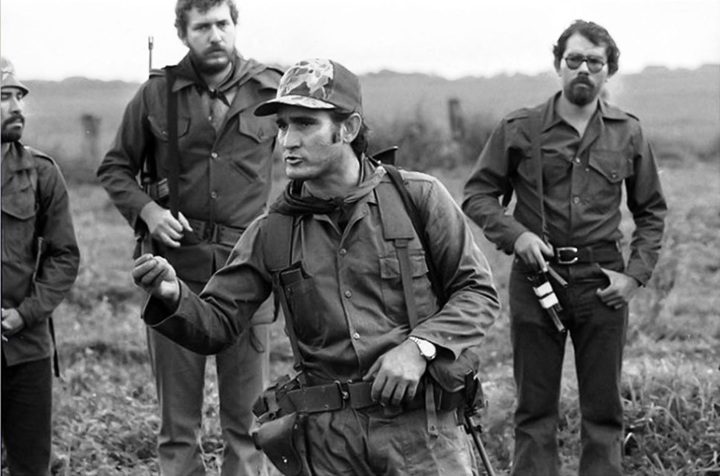 Pastora arengando a las tropas en un campamento guerrillero en el Frente Sur; detrás, al lado izquierdo, Iván Montenegro, Benedicto Meneses y el actual dictador Daniel Ortega, vestido de guerrillero. LA PRENSA / PERRY KRETZ