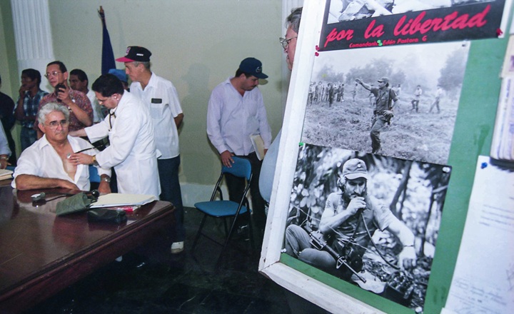El 22 de agosto de 1998, conmemorando el 20 aniversario de “la toma del palacio”, Edén Pastora llegó al sitio histórico y se declaró en huelga de hambre porque lo inhibían de ser candidato a la presidencia por su nacionalidad costarricense. LA PRENSA / ARCHIVO PERSONAL ÓSCAR NAVARRETE