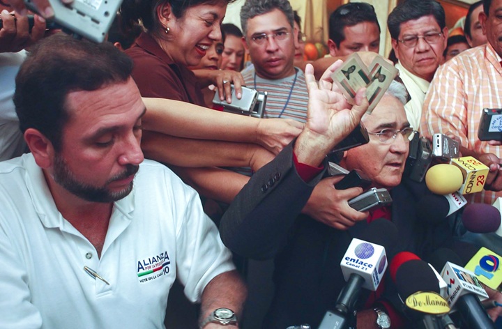 Pastora en una conferencia de prensa el 21 de octubre de 2004, como candidato a la Alcaldía de Managua por el Partido Liberal Independiente (PLI), sostiene en sus manos su carné de militante sandinista antes de enfrentarlos políticamente. LA PRENSA / ARCHIVO PERSONAL ÓSCAR NAVARRETE