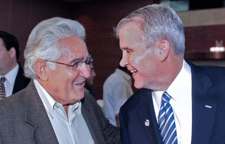 Con un viejo patrocinador durante la guerra de los años ochenta: el teniente coronel Oliver North, quien hizo el trabajo sucio en el financiamiento para la compra de armas en el caso Irán-Contras. LA PRENSA / MIGUEL ÁLVAREZ / AFP