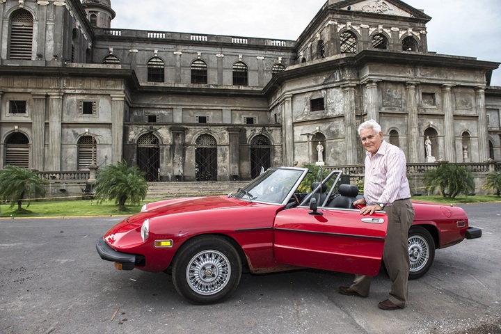 Edén Pastora luciendo su clásico Alfa Romeo de 1962, que solía exhibir por las calles de Managua. LA PRENSA / ARCHIVO PERSONAL ÓSCAR NAVARRETE