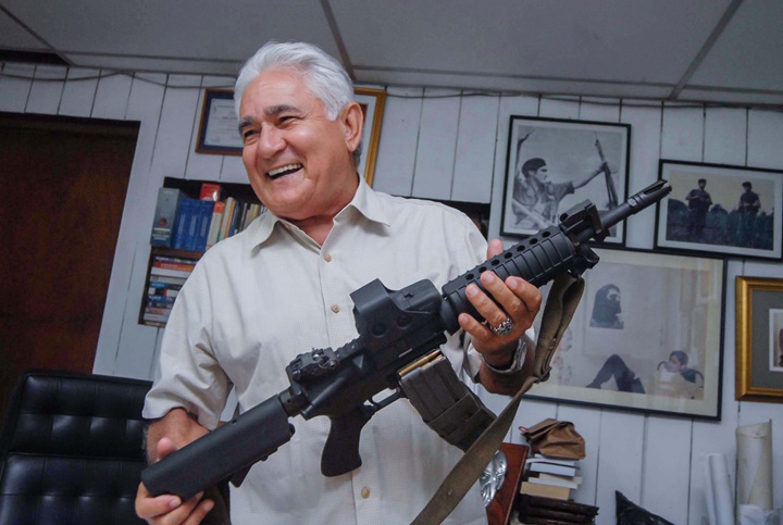 Pastora con un fusil de asalto AR-15 en su casa, donde mantenía varias armas de guerra como trofeos. En el ocaso de su vida, nunca negó su participación como organizador de grupos paramilitares vinculados a las operaciones limpieza de 2018. LA PRENSA / ARCHIVO PERSONAL ÓSCAR NAVARRETE