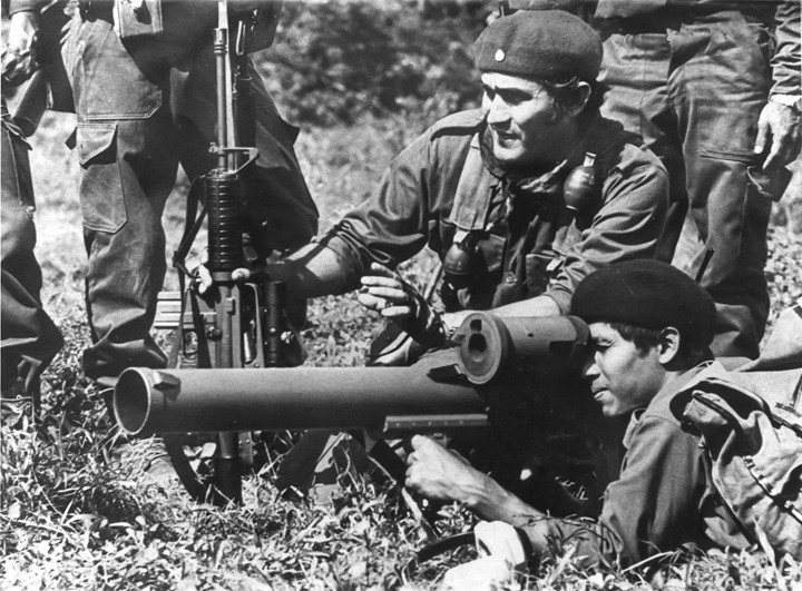 Entrenando a guerrilleros sandinistas en el Frente Sur. LA PRENSA / ARCHIVO REDES