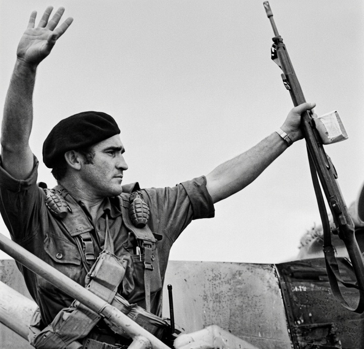 El Comandante Cero fue el líder guerrillero de la revolución más conocido internacionalmente. En la escalinata del avión, tras el asalto al Congreso, acción que lo reivindicó dentro del FSLN y alimentó su protagonismo. LA PRENSA / ARCHIVO