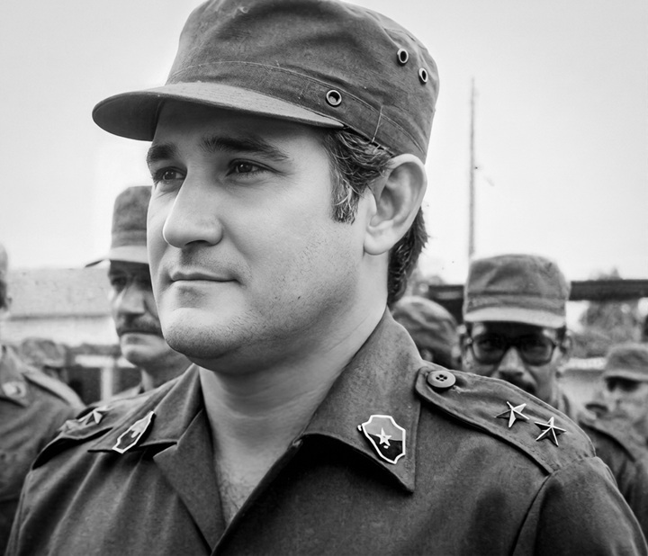 Pastora con sus adoquines rojo y negro y los grados que lo acreditan como comandante guerrillero y de brigada, recién triunfada la revolución sandinista. LA PRENSA / ARCHIVO