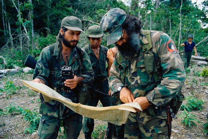 Con una extensa barba en la zona del río San Juan, ya como líder de ARDE, combatiendo a los sandinistas. LA PRENSA / BILL GENTILLE