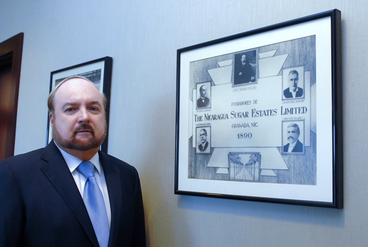 Carlos Pellas Chamorro posa junto a un cuadro de los fundadores de The Nicaragua Sugar States Limited
