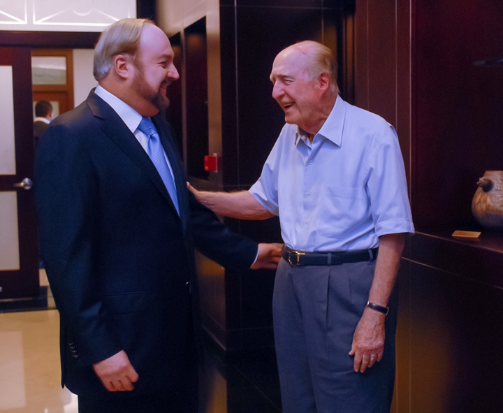 Alfredo Pellas y su hijo Carlos Pellas, miembros de la tercera y cuarta generación del legado económico de la familia.