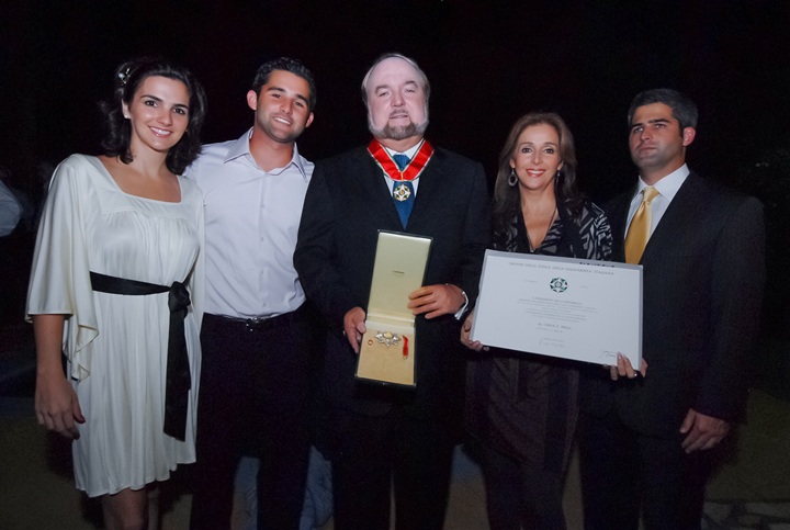 Carlos Pellas, su esposa Vivian y sus hijos Vivian, Eduardo y Carlos, miembros de la quinta generación que, junto a sus primos, continuarán el legado económico de la familia