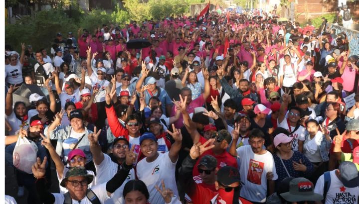 Fanáticos y trabajadores estatales participan en caminatas ordenadas por la dictadura. Foto: medios oficialistas.