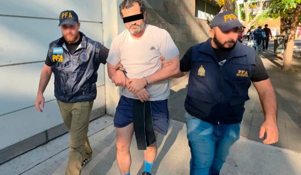 El contralmirante Fernando Farías Laguna, buscado por comercialización ilegal de hidrocarburos detenido en Argentina. Foto: X/Alejandra Monteoliva