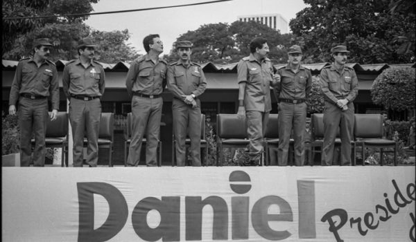 Una postal de febrero de 1990, de izquierda a derecha, donde aparecen los generales y comandantes guerrilleros: Álvaro Baltodano, Omar Halleslevens, Oswaldo Lacayo, Hugo Torres, Humberto Ortega, Joaquín Cuadra y Luis Carrión. Tres de ellos fueron reos del régimen de los cuales dos han fallecido. LA PRENSA / ARCHIVO PERSONAL ÓSCAR NAVARRETE