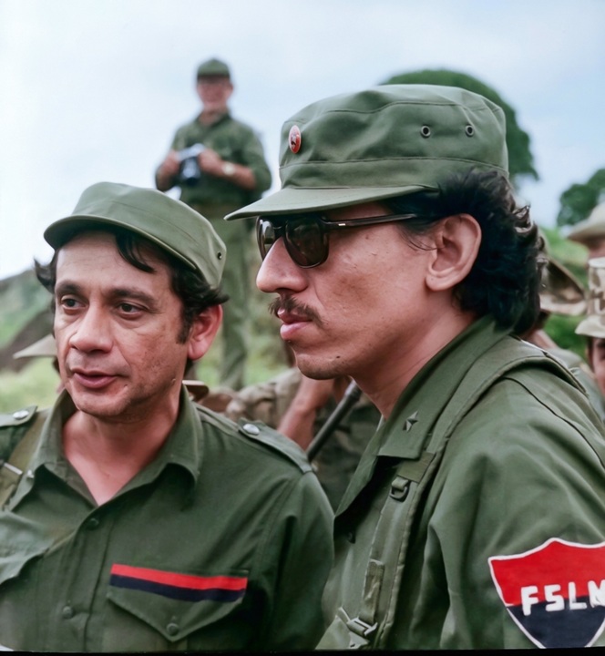 Humberto Ortega Saavedra, el 19 de julio de 1979, junto a Víctor Tirado, ambos miembros de la Dirección Nacional del FSLN que gobernó en los años ochenta. Ortega fue el estratega militar en los últimos días de la dictadura somocista, fundador del Ejército Popular Sandinista y ministro de Defensa durante 16 años. Falleció siendo rehén de su hermano, Daniel Ortega. LA PRENSA / ARCHIVO REDES