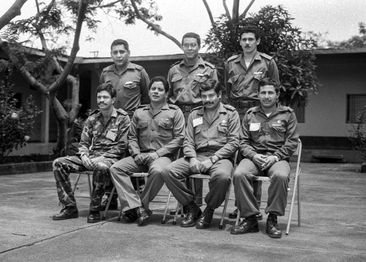 Imagen de mayo de 1988. En la fila de pie aparece Rodrigo González, entonces con grado de mayor, junto al teniente coronel Manuel Salvatierra. Abajo, segundo desde la izquierda, Roberto Samcam, con grado de capitán, durante una reunión con jefes de los Batallones de Lucha Irregular (BLI). Samcam tuvo una destacada carrera como militar de infantería en el Ejército Sandinista. LA PRENSA / ARCHIVO PERSONAL ÓSCAR NAVARRETE