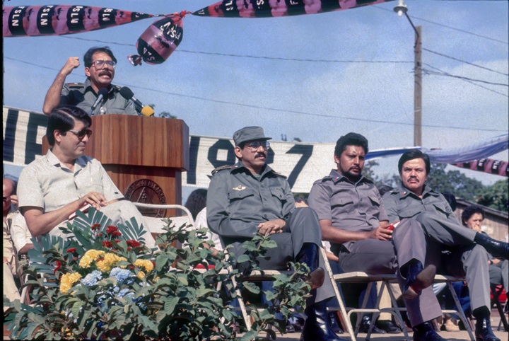 Daniel Ortega en el pódium durante un discurso en Managua, en enero de 1987. Abajo, Sergio Ramírez Mercado, Humberto Ortega, Bayardo Arce y Henry Ruiz; los últimos tres, presos del dictador Daniel Ortega y Rosario Murillo. LA PRENSA / ARCHIVO PERSONAL ÓSCAR NAVARRETE