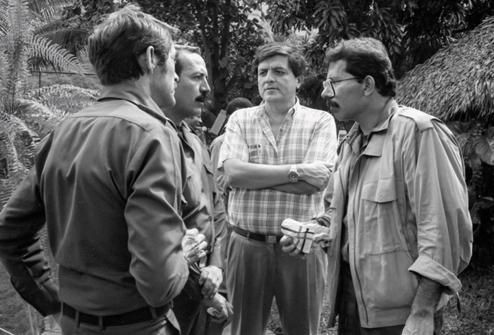 De izquierda a derecha, el coronel cubano Renán Montero, Hugo Torres, Sergio Ramírez y Daniel Ortega sostienen una conversación en diciembre de 1987. Torres fue fundador del Ejército Sandinista y, en su etapa guerrillera, participó en dos operativos que lograron la liberación del actual dictador Daniel Ortega. Murió como reo político bajo su régimen. LA PRENSA / ARCHIVO PERSONAL ÓSCAR NAVARRETE