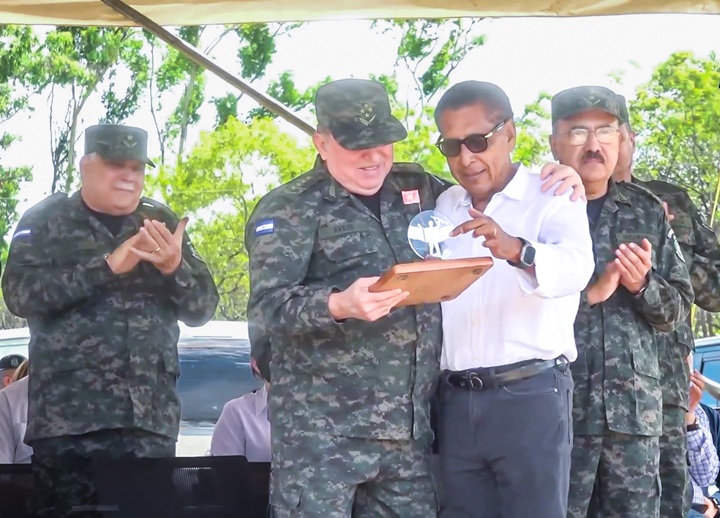 El actual jefe del Ejército de Nicaragua, general Julio César Avilés, abraza al general en retiro Rodrigo González García, capturado en Matagalpa el 18 de septiembre de 2025. Ambos pertenecieron a la primera promoción de oficiales del Ejército Popular Sandinista, en la que fueron ascendidos al grado de teniente primero el 15 de julio de 1980. LA PRENSA / EJÉRCITO TV