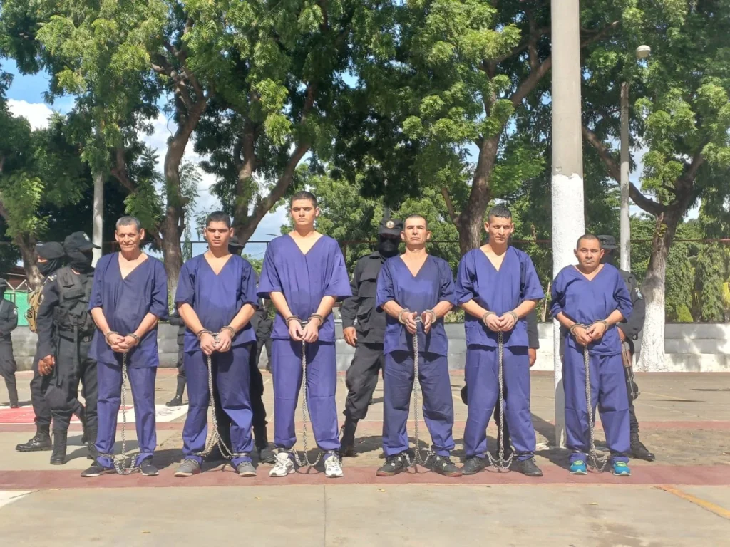Algunos de los guardabosques detenidos por la dictadura orteguista, señalados de ser parte de la banda delincuencial "Bruno". Foto: Tomada de medios oficialistas.