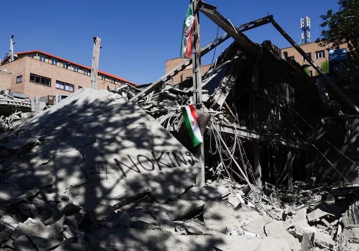 Una bandera iraní cuelga entre los escombros de un edificio de la Universidad Tecnológica Sharif, dañado en un ataque en medio del conflicto entre Estados Unidos e Israel con Irán.
