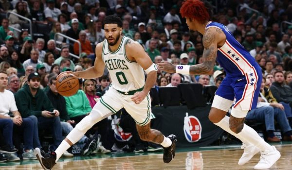 Celtics arrollan a Sixers en inicio de playoffs con brillo de Tatum y Brown