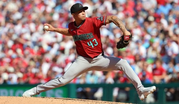 Jonathan Loáisiga batalló ante los Cerveceros este jueves en Milwaukee.